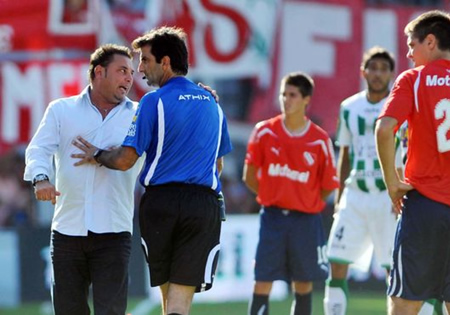 Mohamed expulsado por el árbitro